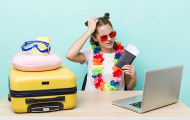 Genç, güzel bir kadın kafası karışmış, kafası karışmış, kaşınıyor. seyahat kavramı