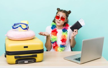 Genç ve güzel bir kadın şaşkın, şaşkın ve şüpheci hissediyor. seyahat kavramı