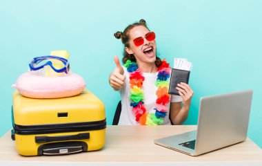 Genç ve güzel bir kadın gururlu, olumlu gülümsüyor. seyahat kavramı