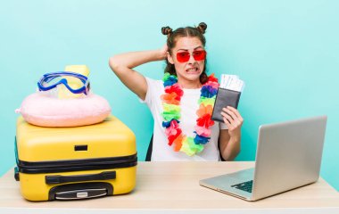 Genç ve güzel bir kadın gergin, endişeli ya da korkmuş hissediyor. Elleri başının üstünde. seyahat kavramı