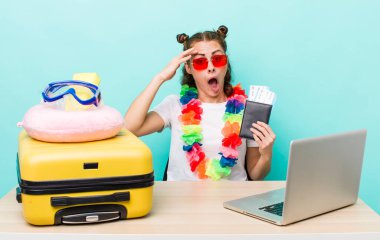 Genç ve güzel bir kadın mutlu, şaşkın ve şaşırmış görünüyor. seyahat kavramı