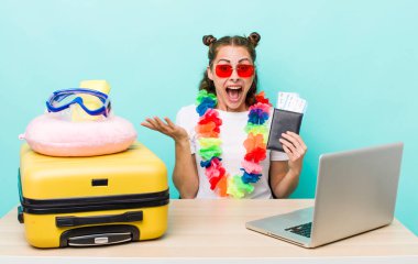 Genç ve güzel bir kadın inanılmaz bir şey karşısında kendini mutlu ve şaşkın hissediyor. seyahat kavramı