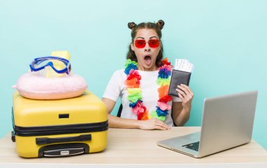 Genç ve güzel bir kadın çok şaşırmış ya da şaşkın görünüyor. seyahat kavramı