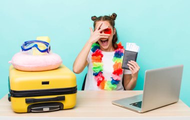 Genç, güzel bir kadın şok olmuş, korkmuş ya da korkmuş görünüyor. seyahat kavramı