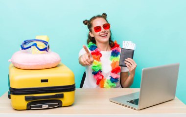 Genç ve güzel bir kadın gururla gülümsüyor ve kendinden emin bir numara oluyor. seyahat kavramı