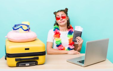 Genç, güzel bir kadın omuz silkiyor, kafası karışık ve kararsız. seyahat kavramı