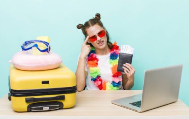 Genç ve güzel bir kadın kafası karışık ve şaşkın hissediyor, deli olduğunu gösteriyor. seyahat kavramı