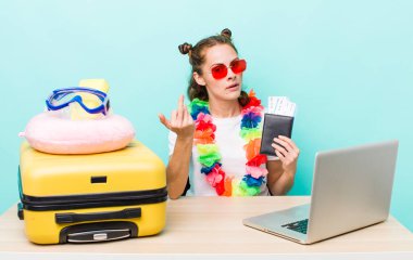 Genç ve güzel bir kadın kızgın, sinirli, asi ve agresif hissediyor. seyahat kavramı