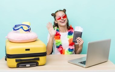 Genç ve güzel bir bayan mutlu bir şekilde gülümsüyor, el sallıyor, sizi selamlıyor ve selamlıyor. seyahat kavramı