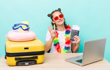 Genç, güzel bir bayan gülümsüyor ve arkadaş canlısı görünüyor, dört numarayı gösteriyor. seyahat kavramı