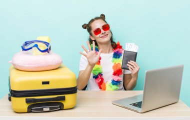 Genç, güzel bir bayan gülümsüyor ve arkadaş canlısı görünüyor, beş numarayı gösteriyor. seyahat kavramı