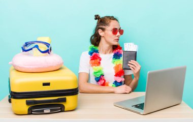 Profil görünümlü genç, güzel bir kadın hayal kuruyor ya da hayal kuruyor. seyahat kavramı