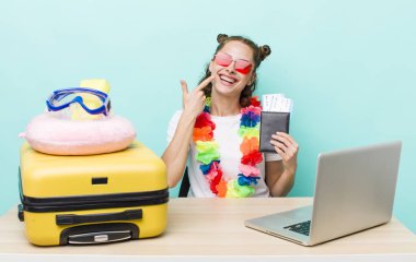 Genç ve güzel bir kadın, kendine güvenerek gülümsüyor. seyahat kavramı