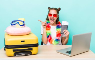 Genç ve güzel bir kadın heyecanlı ve şaşırmış görünüyor. seyahat kavramı