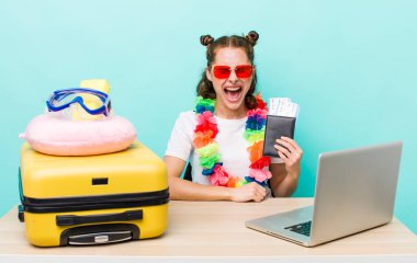 Genç ve güzel bir kadın agresif bir şekilde bağırıyor, çok kızgın görünüyor. seyahat kavramı