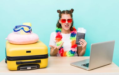 Genç ve güzel bir kadın sinirli, sinirli ve sinirli görünüyor. seyahat kavramı