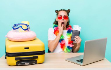 Genç ve güzel bir kadın şok olmuş ve korkmuş hissediyor. seyahat kavramı