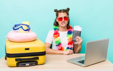 Genç, güzel bir kadın kafası karışmış ve şaşkın görünüyor. seyahat kavramı