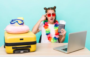 Genç, güzel bir kadın şaşırmış görünüyor, yeni bir düşünce, fikir ya da konsept fark ediyor. seyahat kavramı