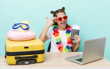 Genç ve güzel bir kadın mutsuz ve stresli görünüyor, intihar jesti silah işareti yapıyor. seyahat kavramı