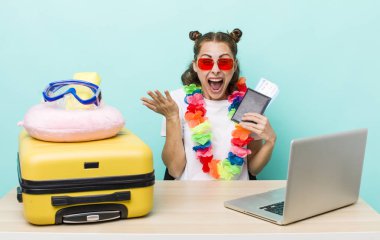 Genç, güzel bir kadın kendini mutlu hissediyor. Bir çözüm ya da fikir bulduğuna şaşırıyor. seyahat kavramı