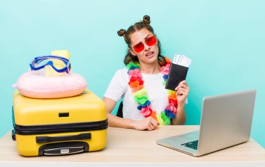 Genç ve güzel bir kadın şaşkın ve şaşkın hissediyor. seyahat kavramı