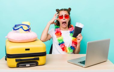 Genç ve güzel bir kadın ellerini havaya kaldırarak çığlık atıyor. seyahat kavramı