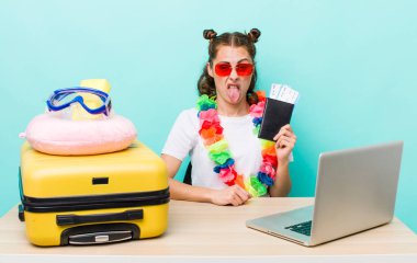 Genç ve güzel bir kadın iğreniyor, sinirleniyor ve dilini çıkarıyor. seyahat kavramı