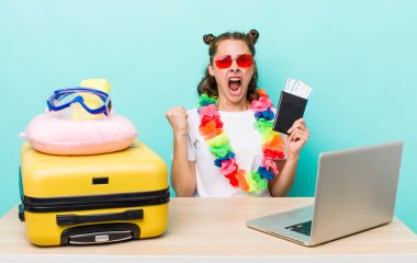 Genç ve güzel bir kadın sinirli bir ifadeyle agresif bir şekilde bağırıyor. seyahat kavramı