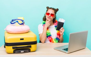 Genç, güzel bir kadın düşünüyor, kuşkulu ve şaşkın hissediyor. seyahat kavramı