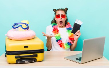 Genç ve güzel bir kadın şok olmuş ve şaşırmış hissediyor. seyahat kavramı