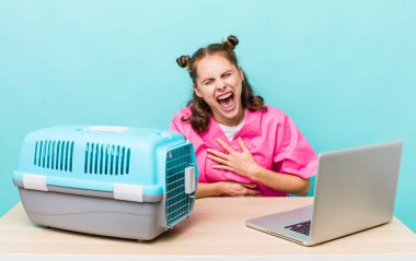 Genç ve güzel bir kadın komik bir şakaya yüksek sesle gülüyor. Veterinerlik kavramı