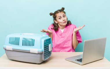 Genç ve güzel bir kadın şaşkın, şaşkın ve şüpheci hissediyor. Veterinerlik kavramı