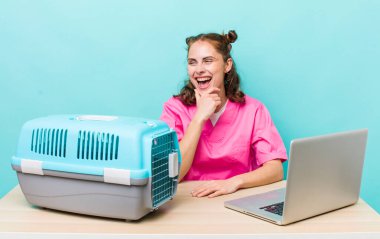 Genç ve güzel bir kadın, mutlu ve kendinden emin bir ifadeyle gülümsüyor, elleri çenesinde. Veterinerlik kavramı