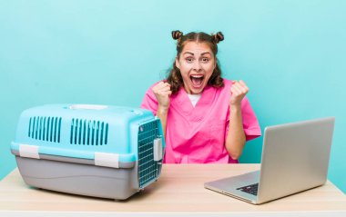 Genç ve güzel bir kadın şokta, gülüyor ve başarıyı kutluyor. Veterinerlik kavramı