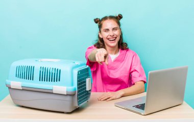 Genç ve güzel bir kadın kamerayı işaret ederek seni seçiyor. Veterinerlik kavramı