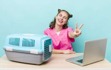 Gülümseyen ve mutlu görünen genç, güzel bir kadın zafer ya da huzur simgesi. Veterinerlik kavramı