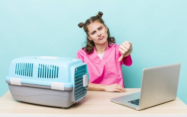 Genç ve güzel bir kadın kendini kötü hissediyor, baş parmağını kaldırıyor. Veterinerlik kavramı