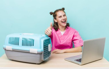 Genç ve güzel bir kadın gururlu, olumlu gülümsüyor. Veterinerlik kavramı