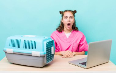 Genç ve güzel bir kadın çok şaşırmış ya da şaşkın görünüyor. Veterinerlik kavramı