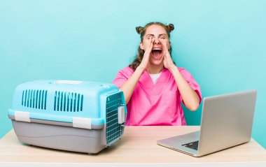 Genç, güzel bir kadın kendini mutlu hissediyor. Elleri ağzının kenarında bağırıyor. Veterinerlik kavramı