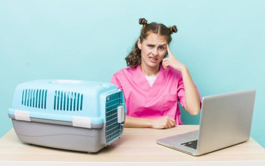 Genç ve güzel bir kadın kafası karışık ve şaşkın hissediyor, deli olduğunu gösteriyor. Veterinerlik kavramı