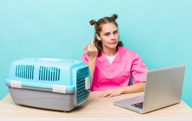 Genç ve güzel bir kadın kızgın, sinirli, asi ve agresif hissediyor. Veterinerlik kavramı