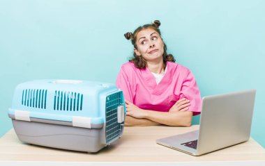 Genç, güzel bir kadın omuz silkiyor, kafası karışık ve kararsız. Veterinerlik kavramı