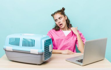 Genç ve güzel bir kadın stresli, endişeli, yorgun ve hayal kırıklığına uğramış hissediyor. Veterinerlik kavramı