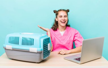 Genç, güzel bir kadın neşeyle gülümsüyor, mutlu hissediyor ve bir konsept gösteriyor. Veterinerlik kavramı