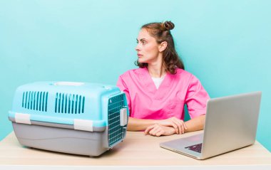 Profil görünümlü genç, güzel bir kadın hayal kuruyor ya da hayal kuruyor. Veterinerlik kavramı