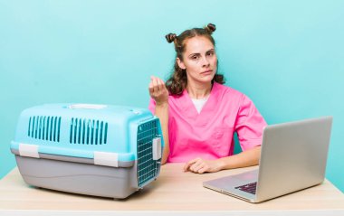 Genç ve güzel bir kadın kapiş ya da para hareketi yapıyor, sana ödemeni söylüyor. Veterinerlik kavramı