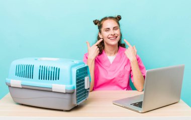 Genç ve güzel bir kadın, kendine güvenerek gülümsüyor. Veterinerlik kavramı