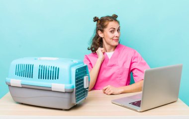 Genç ve güzel bir kadın kibirli, başarılı, pozitif ve gururlu görünüyor. Veterinerlik kavramı